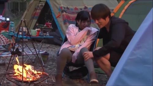 屋外でのHはとてもセクシーだ。ああ、ダーリン、それはすべて、突いたり突かれたりすることなんだ。