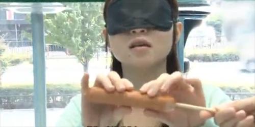 女性が口の中から挿し込まれ、下半身に挿入される
