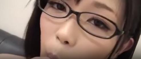 女性職員が男性同僚の勃起した器官を口にする。