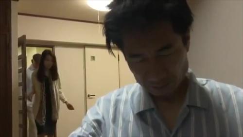 夫の障害で外出不可能、家で成熟女性が出会い系男性と交流。