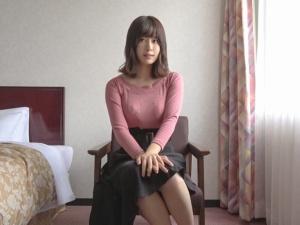 【素人】「すごい…おっきぃ…舐めてイイですか？」内気に見えて、意外なチ●ポ好き！！色白巨乳おっぱいOLの初撮り映像