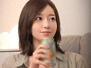 【素人】仕事でつながった美女を連れ込み成功！！「照れるやん♡」など言いながらほろ酔い気分で向こうも積極的になると…