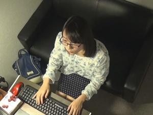 【ネカフェ盗撮】地味な女性に隠されたスケベ性！！一人だけの空間でオマ●コをほじほじしてしまう生々しいオナニー映像