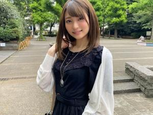 【ハメ撮り】「オマ●コ触られてる…♡」大好きな彼氏にエロい台詞を言わされながらハメてザーメンをベロに出されちゃう美少女