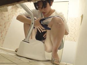 【トイレ盗撮】生々しすぎる一般女性たちの放尿＆まさかのオナニー姿！！男顔負けのスケベっぷりでアソコを刺激すると…