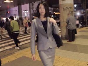 【素人ナンパ】「おっきぃのすごい…♡」夜の街で発見した色っぽいお姉さん！！デカチンに興奮を隠せないメスの表情で…
