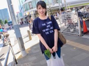 【素人ナンパ】「イッちゃう…！！」ロリ顔のバスガイドを緊急捕獲！！脱がせてみると色白美乳おっぱいがソソる可愛らしい体型で…