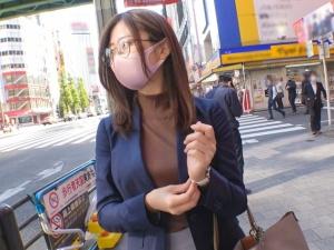 【素人ナンパ】仕事明けは妙にムラムラ！！疲れた表情だったお姉さんがメガネを取って真っ昼間からエロ行為に没頭！！