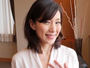 【五十路人妻】旦那とのセックスに不満を抱えるおばさんが羞恥プレイから他人棒を頬張り不倫ファックに酔いしれる！！