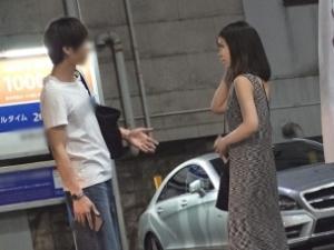 「ゴム有りで苺で…」立ちんぼにしては美女すぎる！！コンドームが条件だという彼女だが、なんとか交渉を重ねてみると…