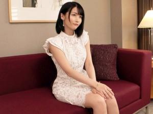 【三十路人妻】痴女っ気の強い美人妻がよだれたっぷりな手コキ！！ビンビンに反り返るチ●ポ挿入でさらにメス化しちゃう！！