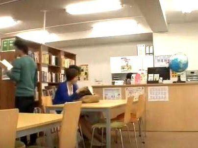 ＜図書館＞「え？痴漢？ヤメテクダサイ…！」長時間勉強している内気な美女！痴漢行為で楽しんでやるぞ(アダルト動画)