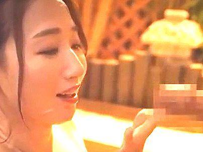 ＜息子の友達＞「若いって・・・いいわね…♡！」バカな奥さんだ！夫のチンポでは満足できないから制御不能チンポでやっとるぞ！