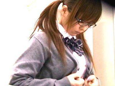 ＜悪徳医師！＞「だめです…ヤメテクダサイ…」眼鏡の滅茶苦茶可愛い女子！声も出せずに感じまくるぞ(アダルト動画)
