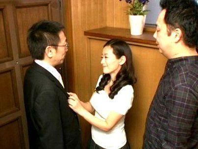 ＜発情母＞「いってらっしゃい…♡！」性欲高めの美人奥さん！いまだに旦那とハードｓｅｘ楽しんじゃうぞ(アダルト動画)