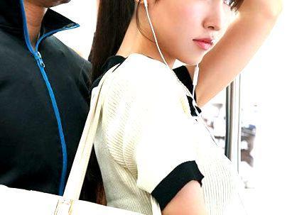 ＜痴●電車＞「え？ｲﾔ、ダメなの・・！」声の出せない密室で・・・綺麗なおねえさんが犯●れ輪●されイカされっぞ！！