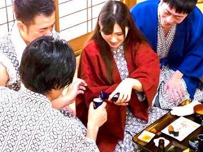 ＜旅館の宴会場＞「どうも、すみません…♡！」下品な団体客に飲まされて・・奥さん乱交になっとるぞ(アダルト動画)