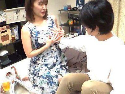 ＜お持ち帰り盗撮！＞「４０代？最高でしょ！」上品な感じの美魔女おばさん！ゲットしてなし崩し的エチエチしちゃう！