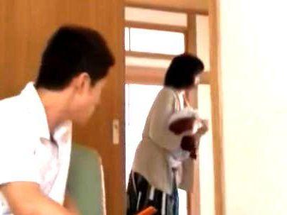 ＜オバサン熟女＞「ババア、嫌がりながらも…！」欲求不満のママ！まさかのムスコチンポでネトラレｓｅｘに(アダルト動画)