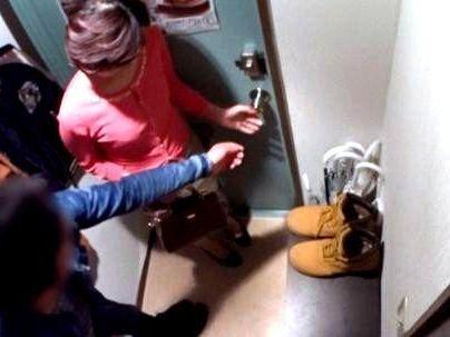＜盗撮した動画＞「ババア、部屋に入るｗＷ！」イケメンが熟女を部屋に連れ込んで！口説いてやっちゅぞ(アダルト動画
