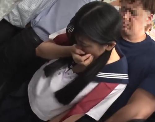 『ひぃ…怖いよぅ(´；ω；｀)』【部活帰りJK】ツインテ女子のパンツをハサミでチョキチョキ…怯えるロリに電車内セックス強制♥