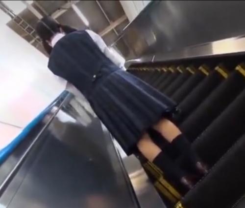 《ロリ専門✦痴漢師》羞恥で逆らえない“ウブロリ娘”狙い(笑)体を密着させて恐怖で固まるJKは生チンポの餌食にされて号泣《レイプ》