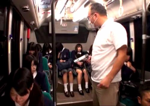 《バスジャック》『お前ら服を脱げ、早くしろ！』【JK】泣き出す生徒たち…！怯える女子にも容赦なく生チンポ挿入〜中出し凸