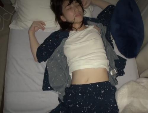 ※閲覧注意⚠【JK】ついに自宅特定！熟睡すっぴん女子の体を隅々まで撮影…体をスリスリして10代女子のロリ肌を堪能する変態男《昏睡レイプ》