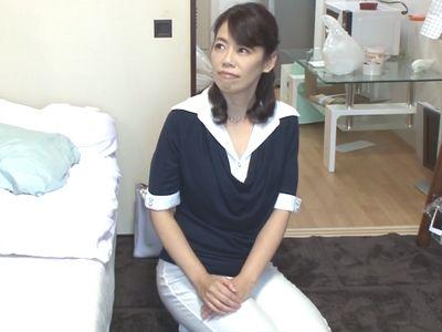 【熟女】おばさんレンタルの黒髪清楚な50代美魔女美女人妻にマッサージお願い⁉無許可中出しのエロ不倫セックスを盗撮隠し撮り！