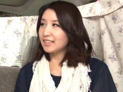 【熟女ナンパ】清楚に見えてもエロエロTバック着衣な美魔女人妻！電マ＆バイブに快楽堕ちし生ハメ無許可中出しの不倫セックス！