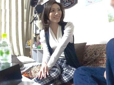 【連れ込み】イケメンの自宅にナンパお持ち帰りされた清楚美人40代美魔女人妻！他人棒で不倫セックスする浮気妻を盗撮隠し撮り！