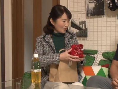 【連れ込み】若い男の自宅にお持ち帰りされた50代熟女人妻！旦那以外の男とエロ不倫セックスする淫乱浮気妻を盗撮隠し撮り！