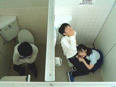 『めっちゃ…びんびんやで♡』男子トイレ個室で関西弁のjk制服美少女が肉棒エロ責め⁉声我慢させて痴女手コキ＆フェラ抜き射精‼