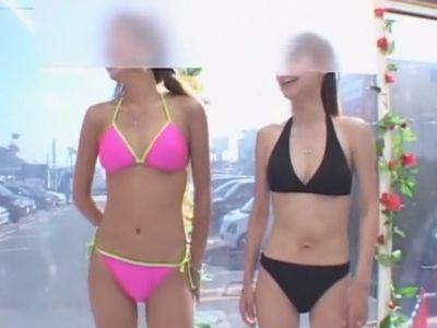 【マジックミラー】海でナンパした小麦色のスレンダーボディがエロいビキニギャル2人組に日焼け跡を見せてとお願いのエロ企画‼
