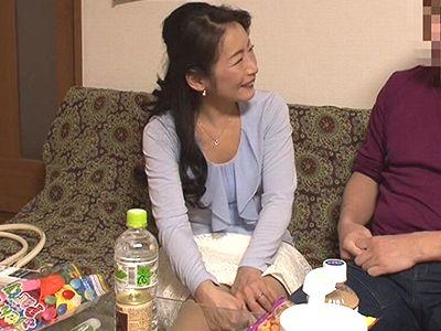 【連れ込み】若い男の自宅にナンパお持ち帰りされた50代美魔女美女人妻！騎乗位の腰使いがエロエロな不倫セックス盗撮隠し撮り！