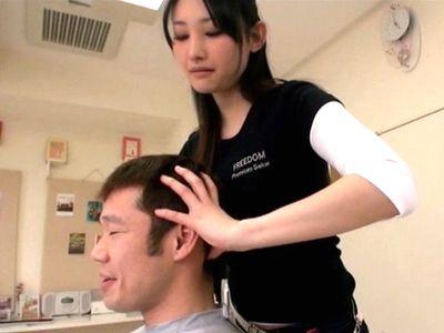 美容院で頭皮マッサージ中に胸が当たる痴女美容師⁉欲求不満なエロエロ美女お姉さんがおっぱい押し当て！