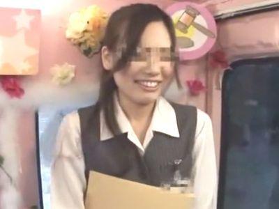 【MM便】綺麗な美女OLをナンパし下着見せをお願い⁉なし崩しに脱がして目の前に露出された肉棒の射精をお手伝いしてもらう‼