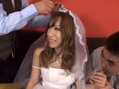 ウェディングドレス着衣の花嫁ギャルニューハーフが3P乱交セックス⁉お尻に巨根デカチン挿入するエロエロアナルセックス‼
