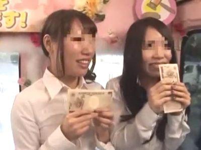 働く美女限定企画で怪しいナンパ男にお金を渡され下着見せをしてしまう美女お姉さんたちのエロエロ企画！【MM便】