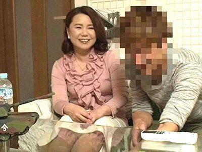 【連れ込み】若い男にナンパお持ち帰りされた五十路素人奥さん‼他人棒で中出しされたエロ奥様の不倫セックスを盗撮隠し撮り‼
