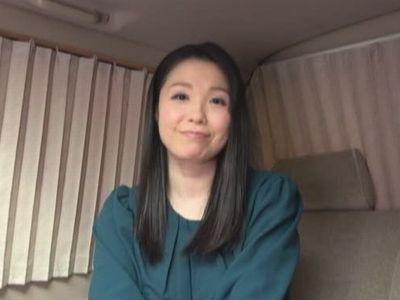 【センズリ鑑賞】真面目そうなおばちゃんが目の前に露出された肉棒の射精をお手伝い！見た目に反しエロエロなせんずりサポート‼