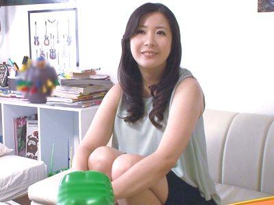 【連れ込み】若い男の自宅で盗撮隠し撮りされた熟女素人奥さん‼旦那を裏切り他人棒生ハメセックスで中出しされるエロ浮気妻‼