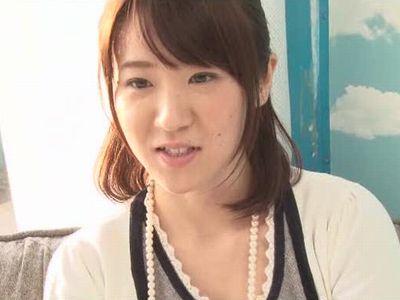 ママ友と一緒にナンパされた美女人妻が水着に着替えおっぱいマッサージ⁉他人棒拒めず膣内射精されるエロエロ不倫セックス！