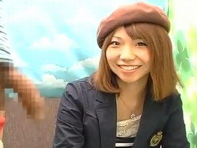 【素人ナンパ】ノリのいい美女ギャルお姉さんが目の前に露出された肉棒に戸惑いながらもエロエロな手つきで射精をお手伝い⁉