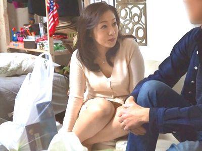 イケメンの部屋で盗撮隠し撮りされた六十路素人奥さん‼若い他人棒でで浮気してしまうエロエロ不倫セックス【連れ込み】