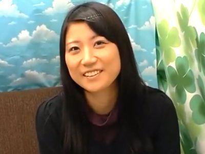清楚で真面目そうな地味美少女に唇フェチ男性が悩み相談！エロエロな舌使いでちんこ飴から本物ちんぽを口でご奉仕【素人ナンパ】