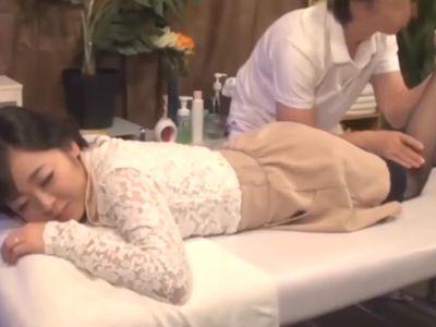 【人妻】清楚美人若妻にイタズラマッサージセクハラ施術師‼パンツ丸見えなエロエロ状態にされてしまう美女奥さん‼