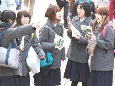 【素人ナンパ】修学旅行中の制服美少女jk‼清楚でウブな処女に勃起ちんぽ露出しエロエロなお口でするフェラチオ初体験！