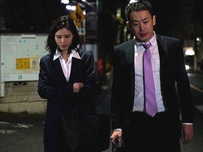 『2人の秘密だからね…』終電逃した人妻女上司が自宅に⁉夫に嘘をつき他人棒でエロ浮気するスレンダー浮気妻【武藤あやか】