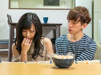 【義母×息子】父親が再婚した義理の母親！コタツで眠る父親の傍でお母さんを寝取りハメするエロエロ不倫近親相姦セックス！